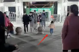 妹妹接哥哥下晚自习，被哥哥当众“公主抱”，妹妹：我不要面子吗图片