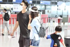 凌潇肃终于不油腻，一身休闲带妻儿亮相，5岁儿子圆滚身材赶超爸图片