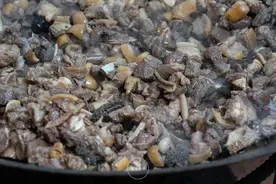 在曲靖，封神江湖20年的羊肉馆，一天只卖2只黑山羊图片