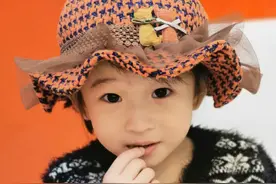 4岁漂亮女童被妈妈骗着剃成光头，照镜子后大哭：这不是我图片