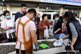 货多价美，国庆佳节青岛海鲜买卖红火，10多块钱一斤纯正当地味图片