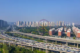 一个路口能堵十几分钟，郑州人早高峰上班难准时…地铁开通、恢复限行后，还会堵么？图片