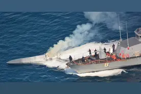 美国海军阿利伯克级驱逐舰联合执法时，遇到一艘不明潜艇图片