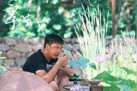 爸爸去哪儿最强老爸！多多不愿戴麦闹情绪，黄磊一言未发轻松解决图片