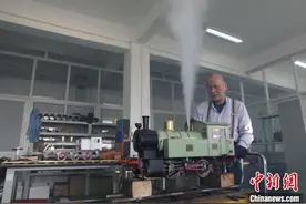 历时14个月上万道工序！上海“爷叔”手工打造蒸汽小火车登上拍卖台图片
