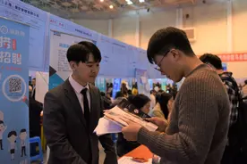 国企面试题：假如有5杯水，却来了6个领导，分配问题难倒众人图片