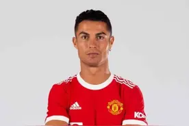 曼联官方正式发布了C罗身穿新赛季主场球衣的照片图片