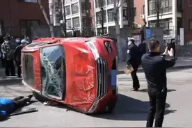 哈尔滨街头！红色哈弗撞上路边轿车，连续翻滚，驾驶员不幸身亡图片