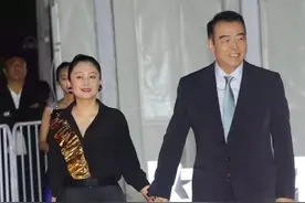 一见钟情，求婚没戒指，婚后25年没绯闻，陈凯歌与陈红的神仙爱情图片