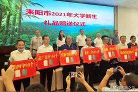 如何看待？耒阳市连续多年为大学新生赠送政府定制拉杆箱图片