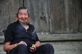 爬狼洞、吃狼肉、掏狼崽，70岁大爷曾勇闯狼窝与狼搏斗威震四海图片