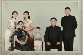 张佳宁晒全家福，一家人身穿民国服装，张晓龙称要努力幸福图片