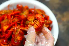 龙虾咋洗干净？“一冲二刷三放”很关键，学习以后，再洗更轻松图片