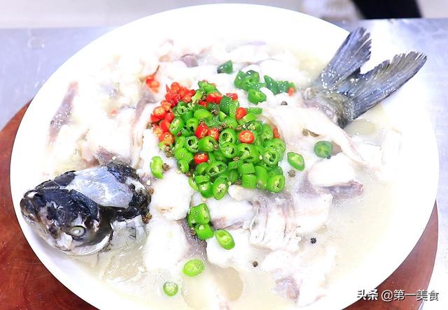 白菜和草鱼一起做，原来这么好吃，掌握这个关键，汤汁浓白鲜香