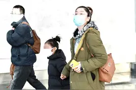 玲花一家三口走机场，6岁女儿眉眼太像爸，发型却和妈妈一样图片