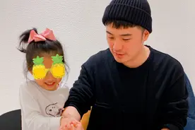 陈赫与妻女庆生照曝光！安安紧握爸爸手切蛋糕，桌上猪蹄太接地气图片