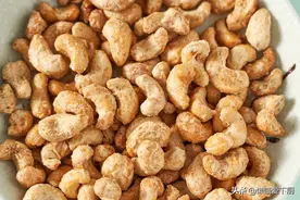 买坚果时，选“炭烧腰果”还是“带皮腰果”？有啥区别？涨知识了图片