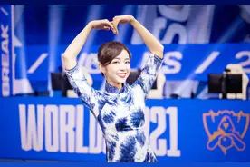 余霜的旗袍造型，古典优雅明媚大气，不愧是电竞圈的当家花旦图片