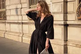 时髦精们真会穿，“裹身开叉裙”一露腿就赢了，用力打扮不如简单图片