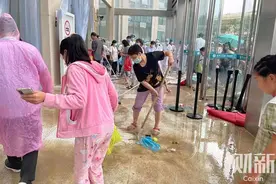 郑大一附院河医院区停电，重症病人靠人工维持呼吸图片