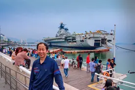 深圳，远行的明思克航母图片