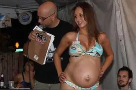 美国举办的“孕妈选美”，展示自己的肚子，网友：妈妈独有的笑容图片