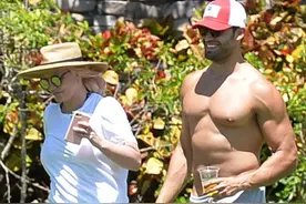 布兰妮控诉毒父后首现身，大象腿粗壮发福严重，男友四肢青筋暴起图片