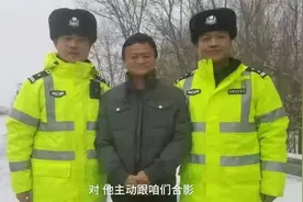 同样是C位，清华大学毕业的小撒站的很好图片