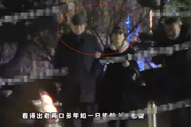 69岁名导陈凯歌身体令人担忧，出行靠陈红搀扶，拄拐杖有司机跟随图片
