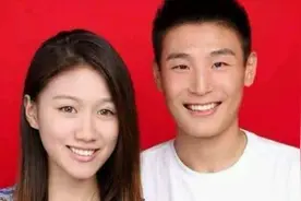 国足优质偶像！武磊儿女双全家庭美满，娇妻贤惠夫妇坐地铁出行图片