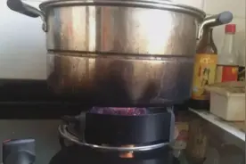 不锈钢锅烧焦变黑不好清洗？别担心，学会这几招，锅底焕然一新图片