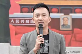 曾是《同一首歌》主持人，如今51岁满头白发，却难掩帅气图片