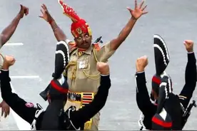 这事印度和巴基斯坦斗了60几年，不致命但很费腿，不适合吃饭时看图片