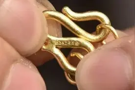 这才是黄金项链的正确戴法，学会这招，别让你的项链不小心掉了