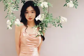 易梦玲粉色丝绸连衣裙性感写真图片