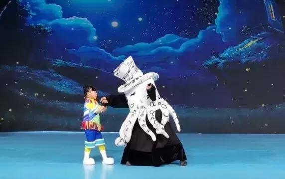 一群4岁多的孩子，给自己加戏~竟然上了央视舞台！
