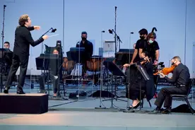 杜达梅尔指挥洛杉矶爱乐乐团演奏格什温的《蓝色狂想曲》图片