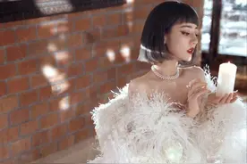 迪丽热巴短发造型变复古名伶，羽毛礼裙风情万种，网友：美到窒息图片