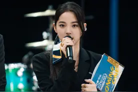 欧阳娜娜太时髦，黑色西装配破洞工装裤，拉大提琴的女生太酷了图片