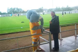 足球奇葩故事：穿着一身黄，红牌罚出场图片