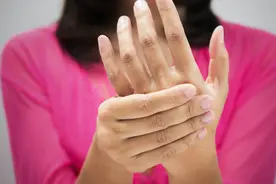 手指肿痛僵硬、有结节，预示着哪些疾病？医生详述常见的6种病因图片