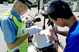 骑电动车却被吊销汽车驾照？交警：属于无证驾驶，这些行为也扣分图片