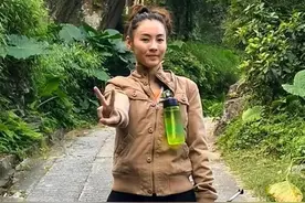 张柏芝户外运动晒素颜照，脸也太黄了，对比精修图实在是打脸！图片