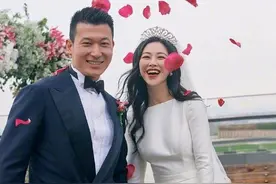 朱珠挺着孕肚出游，腰身变粗孕味渐浓，晒“醉蟹”、蚕豆引争议图片