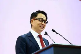 他身价220亿，掌管5000亿商业帝国，曾是河南省高考状元图片