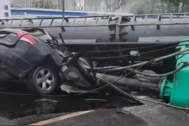 太意外：宁波一打桩机倒塌砸到一轿车，知名企业家和海归女儿双双遇难图片