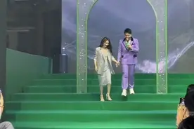 李菲儿走T台不慎摔倒，穿着性感起身显尴尬，被男主持人一把搂住图片