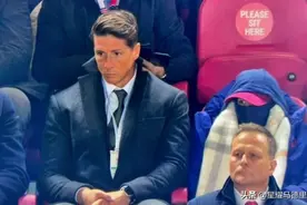 泪目！托雷斯重返利物浦观战！获官方欢迎，红军新星晒合影：传奇图片