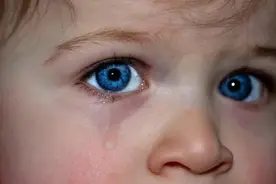 妈妈给孩子买蛋糕边角料遭嘲讽，被富养的孩子，会长成什么样图片