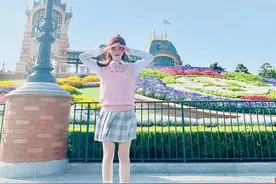 鞠婧祎和闺蜜迪士尼拍照，约好都穿小白鞋，她偏偏加了内增高图片
